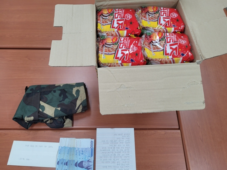 3일 익명의 기부자가 부산 북구 덕천지구대 앞에 놓고 간 선물.  부산경찰청 제공