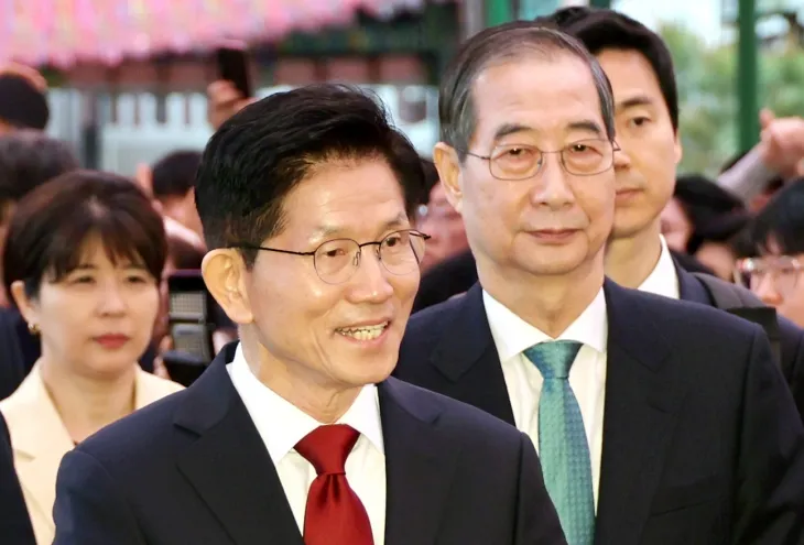 김문수 국민의힘 대선 후보와 한덕수 무소속 대선 예비후보가 5일 서울 종로구 조계사에서 열린 부처님오신날 봉축법요식에 참석하고 있다. (대통령실통신사진기자단) 2025.05.05. 뉴시스