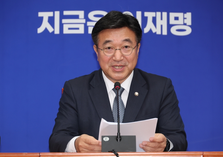 기자간담회 하는 윤호중 총괄선대본부장