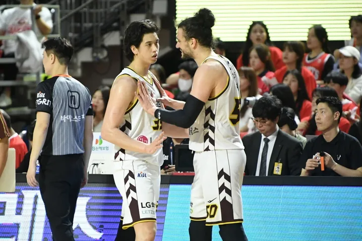 창원 LG 칼 타마요, 아셈 마레이가 5일 서울 잠실학생체육관에서 열린 2024~25 프로농구 챔피언결정전 1차전 서울 SK와의 원정 경기에서 대화하고 있다. KBL 제공