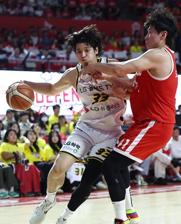 창원 LG 칼 타마요가 5일 서울 잠실학생체육관에서 열린 2024~25 프로농구 챔피언결정전 1차전 서울 SK와의 원정 경기에서 오세근을 상대로 공격하고 있다. 연합뉴스