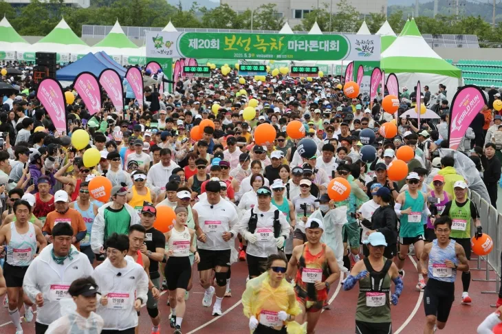 ‘제20회 보성녹차마라톤’ 대회에서 전국 마라토너들이 뛰고 있다.