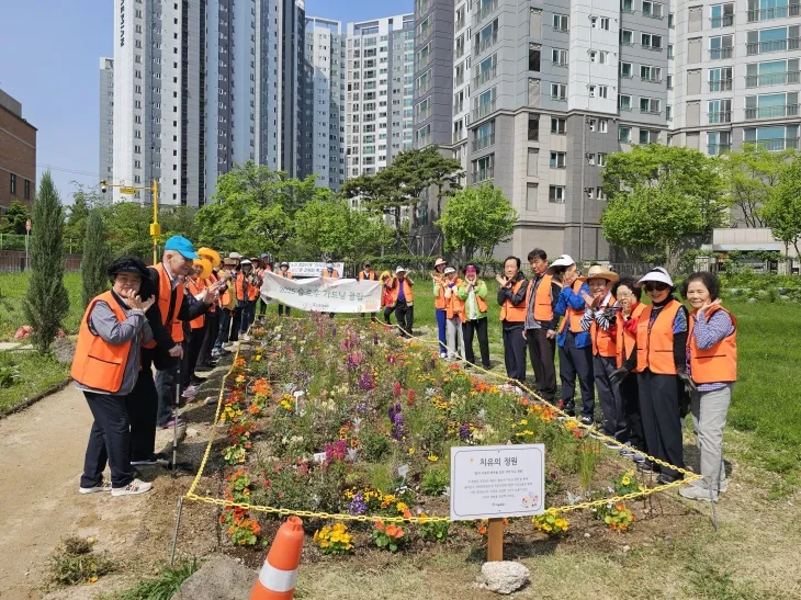 2025 슬로우 가드닝 클럽에 참여한 서울 동대문구 어르신들이 기념촬영을 하고 있다. 동대문구 제공
