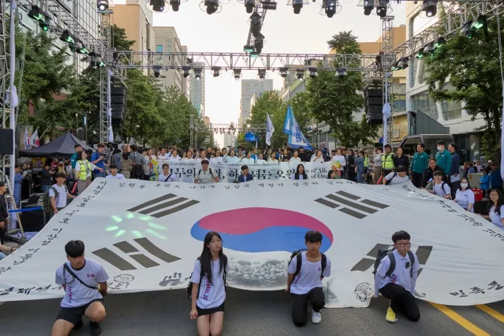 지난해 열린 제44주년 5·18전야제 현장 모습. 2025세계인권도시포럼 참가자들도 올해 전야제에 참석해 ‘연대의 발걸음’을 광주와 함께 할 예정이다. 광주광역시 제공