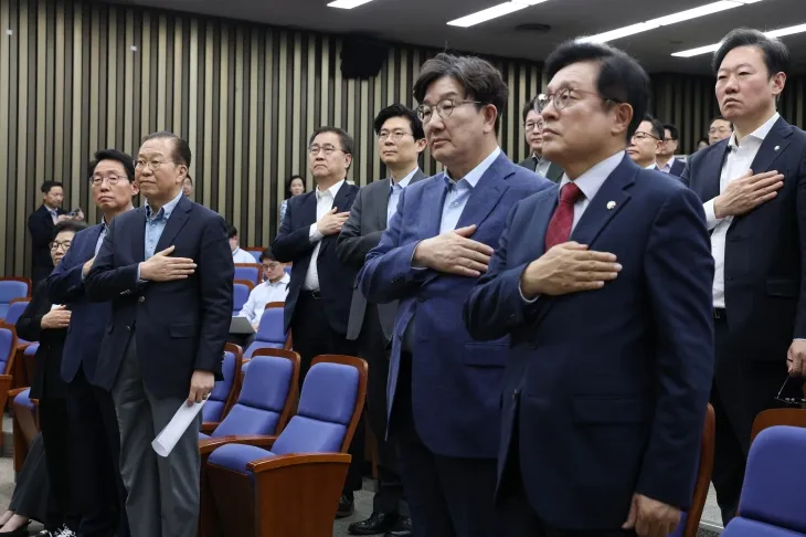 국민의힘 권영세 비상대책위원장과 권성동 원내대표를 비롯한 의원들이 6일 오후 서울 여의도 국회에서 열린 의원총회에서 국기에 경례를 하고 있다.   2025.5.6. 뉴스1