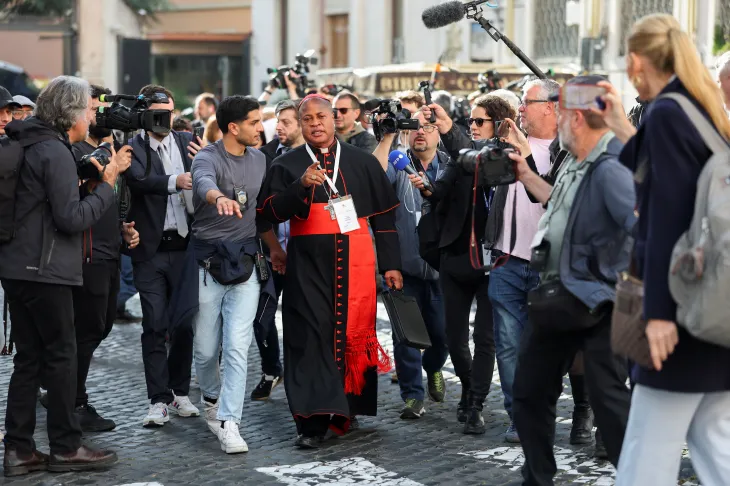 피터 에베레 오크팔레케 추기경이 차기 교황 선출을 위한 콘클라베를 앞두고 열린 총회 회의에 참석하기 위해 6일 이탈리아 로마에서 도착했다. 로마 로이터 연합뉴스