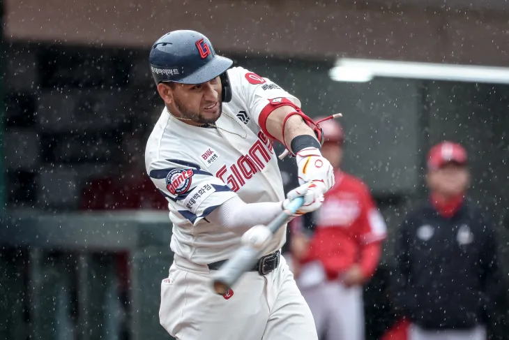 빗속을 가르는 투런포