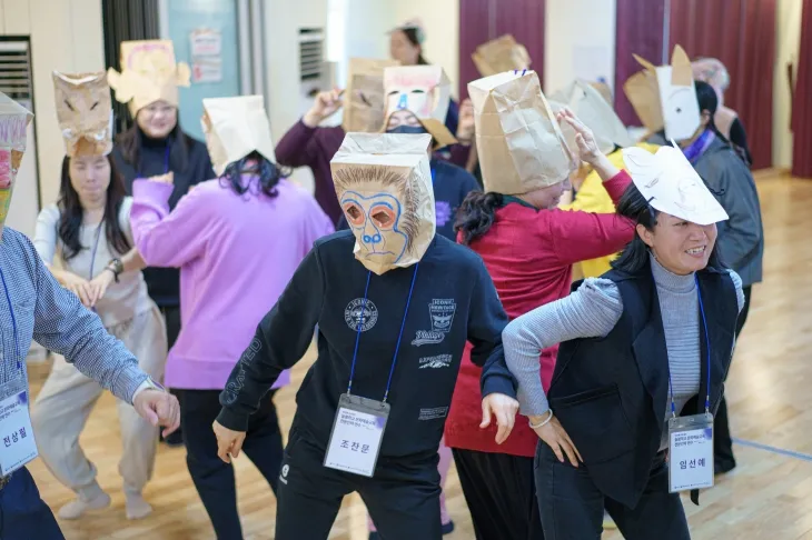 차세대 문화예술교육 전문가를 꿈꾸는 참가자들이 늘봄학교 연수 프로그램 ‘국립극장과 창극으로 놀자’ 교육에 참여하고 있다. 한국문화예술교육진흥원 제공