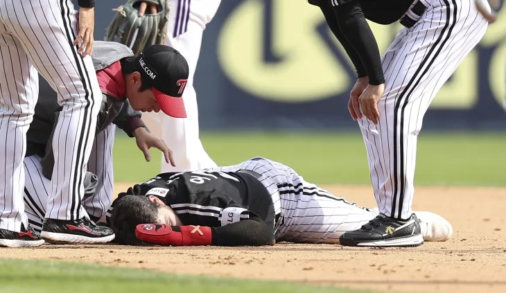 6일 서울 잠실구장에서는 LG 트윈스 외국인 선수 오스틴 딘이 8회 주루 중 수비와 충돌해 쓰러졌으나 큰 부상으로 이어지지는 않았다. 연합뉴스