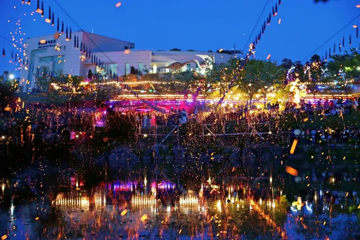 해남 공룡연박물관 연못에서 전통 낙화놀이 불꽃쇼가 펼쳐졌다.