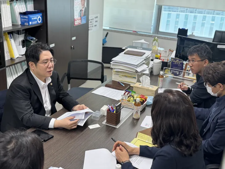 김현석 의원이 5월 2일 경기도교육청 및 안양과천교육지원청 관계자들과 간담회를 갖고, 과천 본도심 과밀학급 우려 대응 방안을 논의하고 있다.