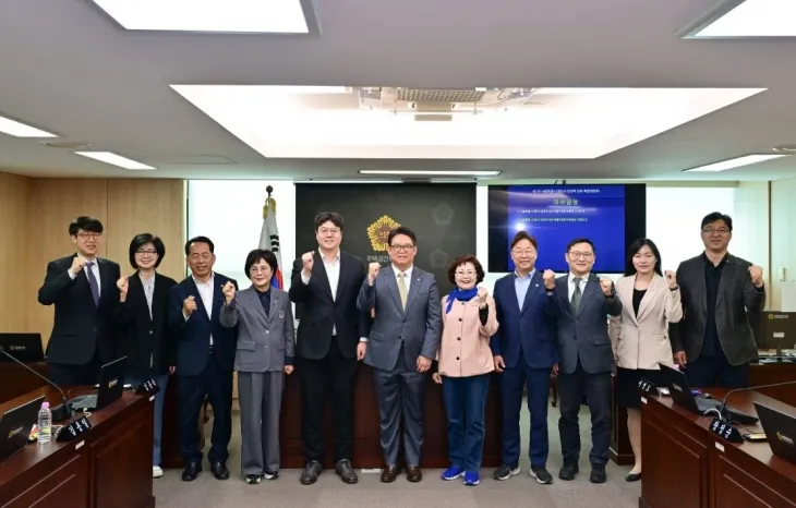 서울시의회 AI 경쟁력 강화 특별위원회-김동욱 의원(왼쪽에서 다섯 번째)