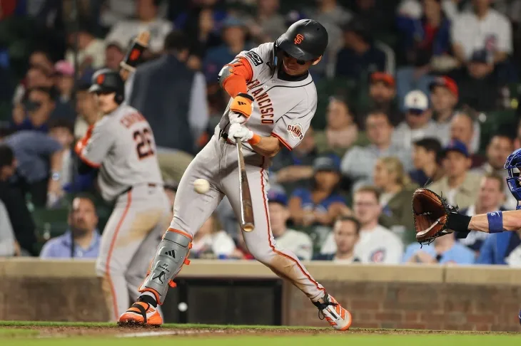 샌프란시스코 자이언츠 이정후가 7일(한국시간) 미국 일리노이주 시카고의 리글리필드에서 열린 2025 미국프로야구 메이저리그(MLB) 정규시즌 시카고 컵스와의 원정 경기에서 적시타를 치고 있다. 시카고 AFP 연합뉴스