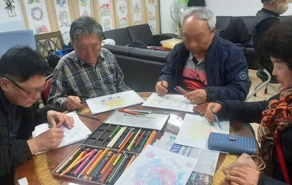 5070 재능기부단이 진행하는 미술 프로그램.  노원구 제공