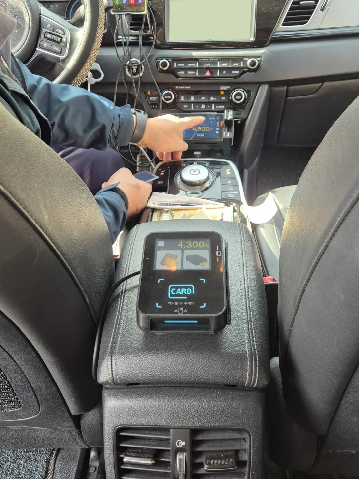 제주도가 다음주부터 택시 승객이 기사에게 카드를 건네지 않아도 QR코드에 직접 갖다대면 결제되는 시스템을 도입한다. 제주도 제공