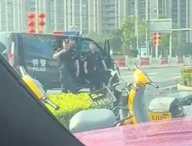 중국 허난성 신양에서 한 할아버지가 신혼부부가 탑승한 웨딩카를 막아세우고 금전을 요구하자 바로 옆을 지나던 경찰이 이를 제지하기 위해 다가오고 있다. 자료 : 56.com