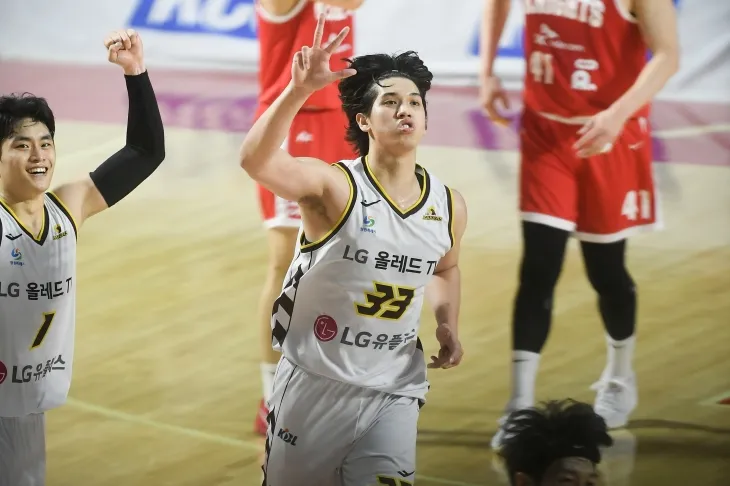 창원 LG 칼 타마요가 7일 서울 잠실학생체육관에서 열린 2024~25 프로농구 챔피언결정전 2차전 서울 SK와의 원정 경기에서 3점을 넣은 뒤 세레머니하고 있다. KBL 제공