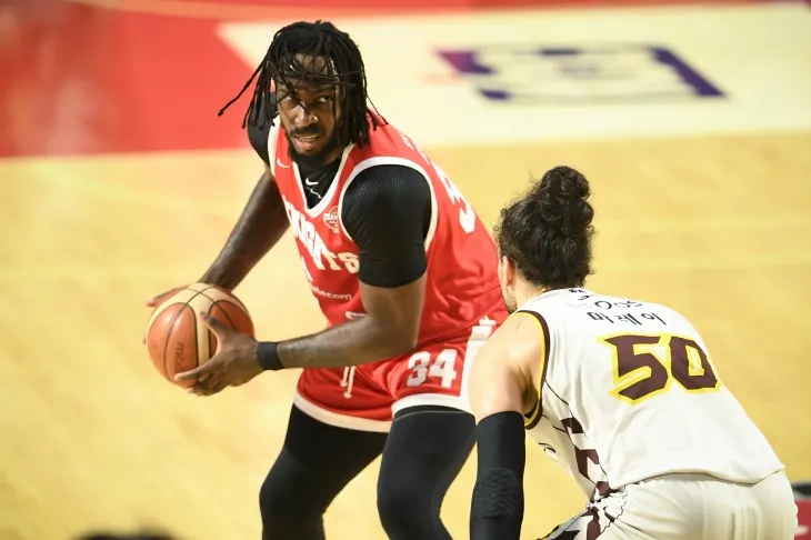 서울 SK 자밀 워니가 7일 서울 잠실학생체육관에서 열린 2024~25 프로농구 챔피언결정전 2차전 창원 LG와의 홈 경기에서 공격하고 있다. KBL 제공