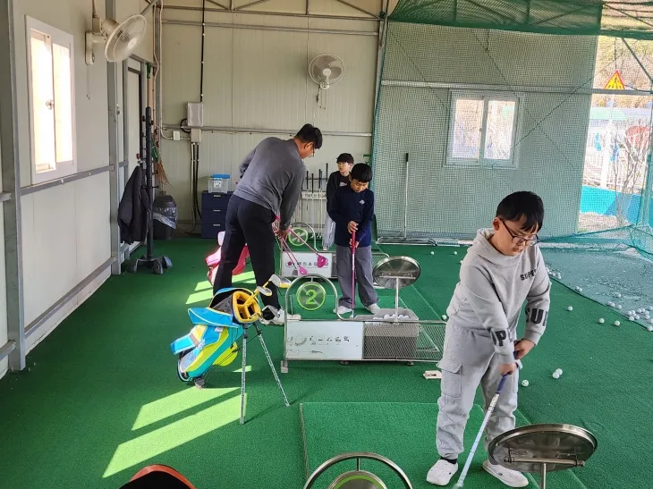 의령 대의초등학교 학생들이 방과 후 골프 수업을 받고 있다. 경남교육청 제공