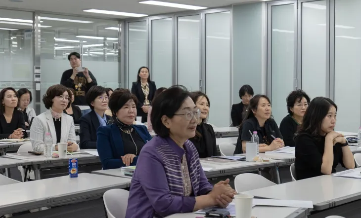 동신대 여성리더십 최고과정 원우들이 7일 유은혜 김근태재단 이사장의 특강을 듣고 있다.