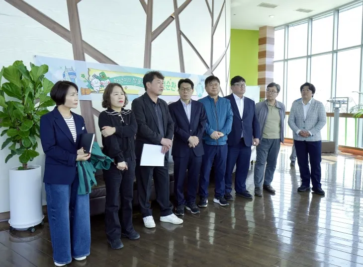 지난 7일 ‘하남시 결산검사 위원(대표위원 최훈종 의원) 7명이 ’하수처리장 증설사업‘ 현장을 방문하여 브리핑을 받고 있다. 하남시의회 제공