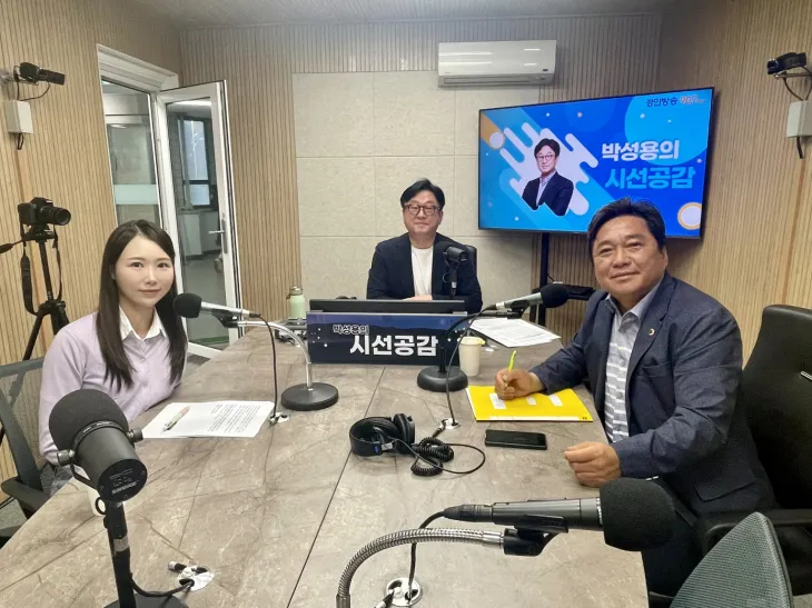 경인방송 ‘박성용의 시선공감’ 프로그램의 ‘의정언박싱’ 코너에 출연한 김호겸 의원(오른쪽).