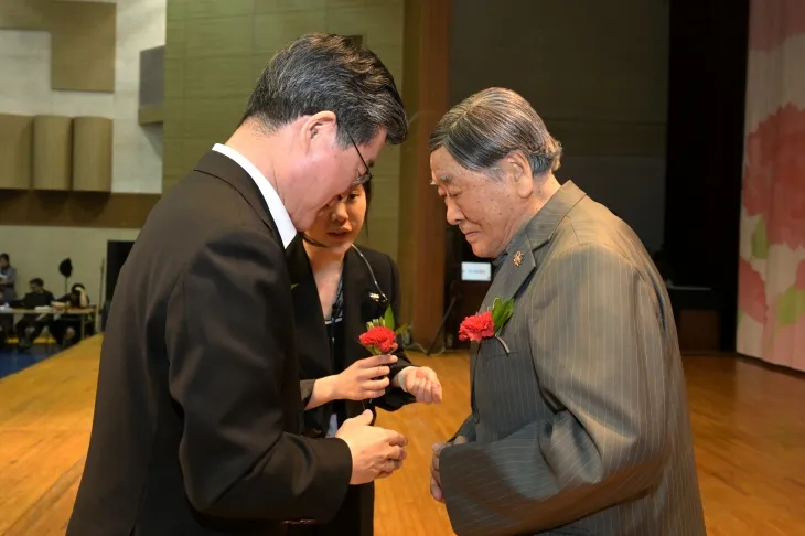 지난 7일 서울 중구 구민회관 3층 대강당에서 열린  ‘오월愛(애), 어버이 꽃이 피었습니다’ 행사에서 김길성(왼쪽) 중구청장이 지역 어르신에게 카네이션을 달아주고 있다. 중구 제공