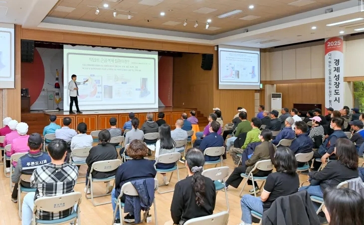 서울 서대문구가 지난달 30일 구청 대강당에서 ‘근골격계질환 예방 보건 교육’을 진행한 가운데 참여자들이 강의를 듣고 있다. 서대문구 제공