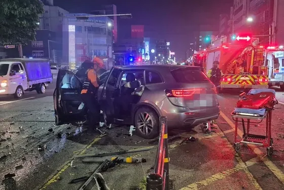 8일 오전 4시 25분쯤 인천시 남동구 구월동 한 도로에서 승용차와 SUV가 충돌했다. 사진 인천소방본부