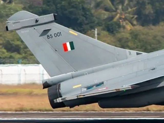 7일(현지시간) 인도와 파키스탄의 무력충돌 당시 양국군이 공중전을 벌인 이후, 현지에서 인도군이 운용하는 프랑스산 4.5세대 다목적 최신예 전투기 ‘라팔’ 잔해가 발견됐다. 파키스탄군은 중국산 J-10C 전투기로 라팔 3대 등 인도군 전투기 5대를 격추했다고 주장했다. 사진은 라팔 전투기 꼬리 부분. 위 사진 속 전투기 잔해와 일련번호 등이 일치한다. 2025.5.8 엑스