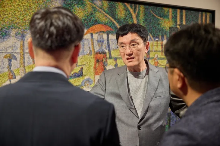 조세현 중구문화재단 사장이 지난달 21일 충무아트센터 갤러리에서 열린 ‘더 글로리어스 월드’ 전시 관련 기자간담회에서 관계자들과 작품에 대한 얘기를 나누고 있다.﻿ 중구문화재단 제공