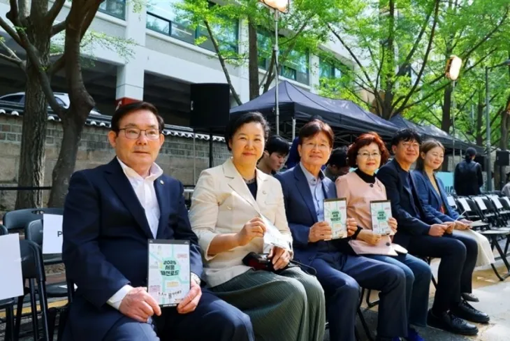 지난 2일 중구 정동 덕수궁길에서 개최된 ‘2025 서울패션로드 @정동’에 참석한 임춘대 위원장과 기획경제위원회 소속 의원들
