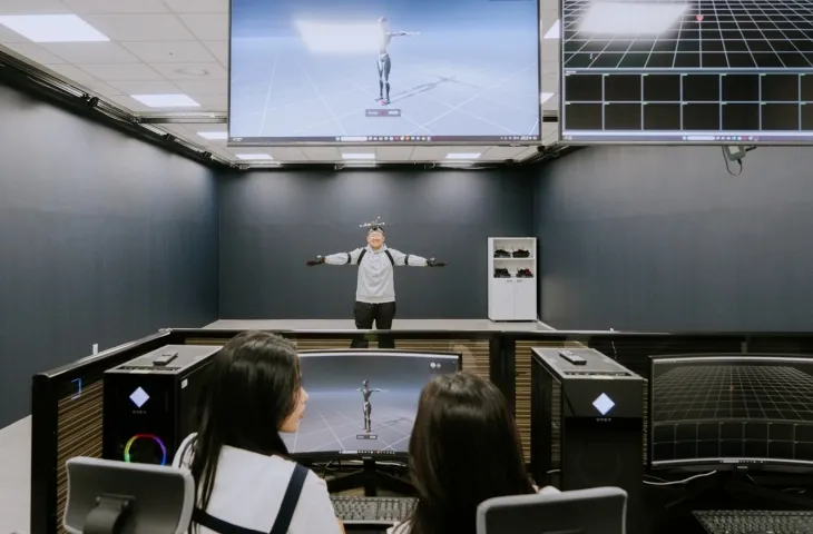 단국대 학생들이 바이오헬스플래닛에서 AI·로봇·IoT 기술을 활용한 체험을 진행하고 있다.  단국대 제공