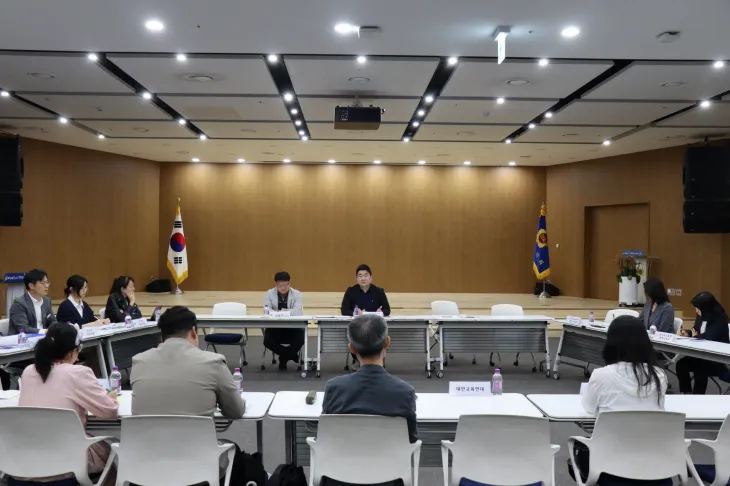 장한별 의원이 5월 8일, 경기도 대안교육 관련 공무원을 비롯한 기관 관계자들과 함께 도내 대안교육기관 지원 방향성 논의를 위한 정담회를 진행하고 있다.