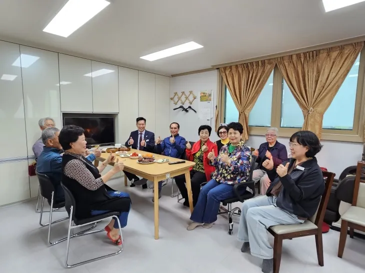 류영권 덕연동장과 직원들이 코아루 아파트 경로당을 찾아 어르신들과 정담을 나누고 있다.