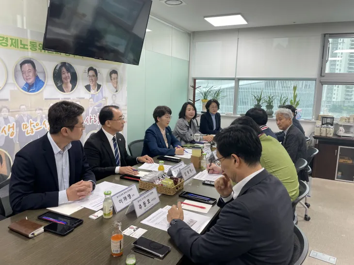 이병숙 의원(왼쪽 네 번째)이 5월 9일, 경기도도시형소공인연합회와의 정책 간담회에 참석해 현안 점검과 함께 현장 중심 지원행정을 당부하고 있다.