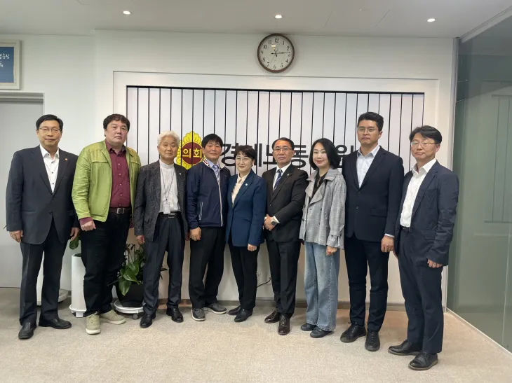 이병숙 의원(오른쪽 세 번째)이 경기도도시형소공인연합회 간담회 후 참석자들과 함께 기념촬여을 하고 있다.