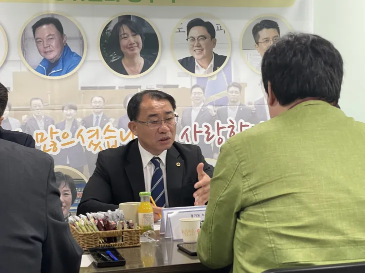 김선영 의원이 5월 9일, ‘경기도도시형소공인연합회-경기도의회 경제노동위원회 정책간담회’에 참석해 현안 협의를 하고 있다..