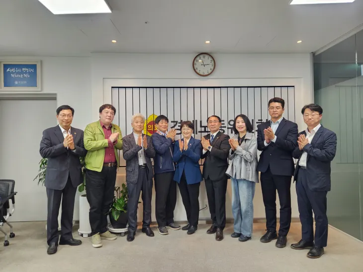 김선영 의원(오른쪽 네 번째)이 ‘경기도도시형소공인연합회-경기도의회 경제노동위원회 정책간담회’ 참석자들과 함께 기념촬영을 하고 있다.