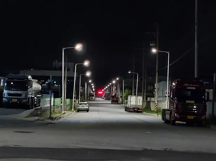 여수시가 ‘양방향 원격조명(디밍)제어시스템’을 설치할 여수산단 가로등.  여수시 제공