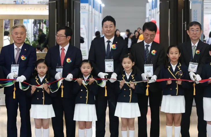 5월 9일, 수원컨벤션센터에서 열린 ‘2025 경기 어린이박람회’ 개막식에서 김진경 경기도의회 의장을 비롯한 내빈들과 어린이들이 함께 테이프 커팅식을 진행하고 있다.