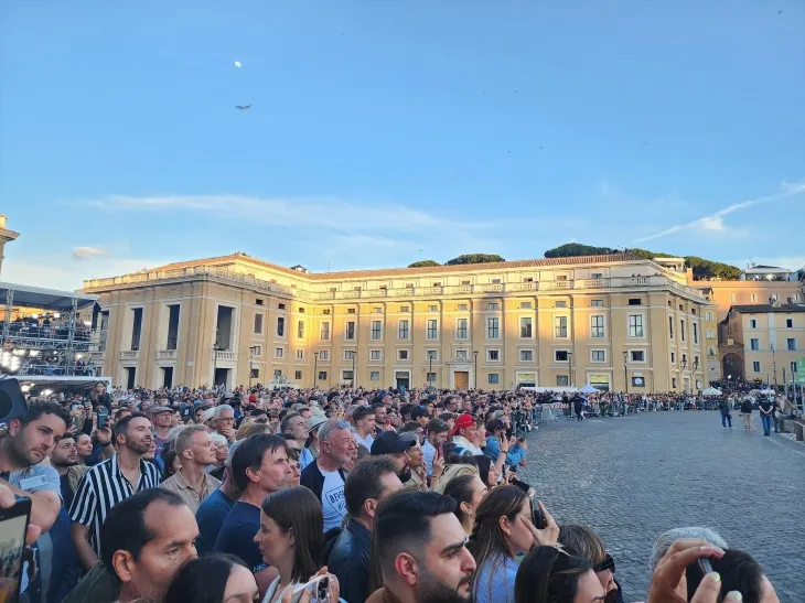 새 교황 등장 지켜보는 인파