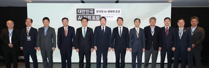 최태원(왼쪽 여섯번째) 대한상공회의소 회장과 유상임(다섯번째) 과학기술정보통신부 장관, 안덕근(일곱번째) 산업통상자원부 장관이 9일 ‘대한민국 AI 정책 포럼’에서 주요 참석자들과 기념촬영을 하고 있다. 대한상의 제공