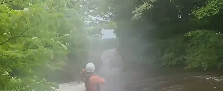 9일 오전 11시쯤 조천읍 비자림로 일대에서 고사리를 꺾던 70대 남성이 강우로 도로가 침수되고 범람해 건너올 수 없게 되자 119 대원들에 의해 구조되고 있다. 제주도소방안전본부 제공