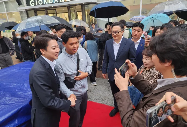 이준석 개혁신당 대선후보가 10일 대구 동성로를 찾아 거리버스킹 연설을 마친 뒤 시민들과 사진을 찍고 있다. 2025. 05. 10. 대구 민경석 기자