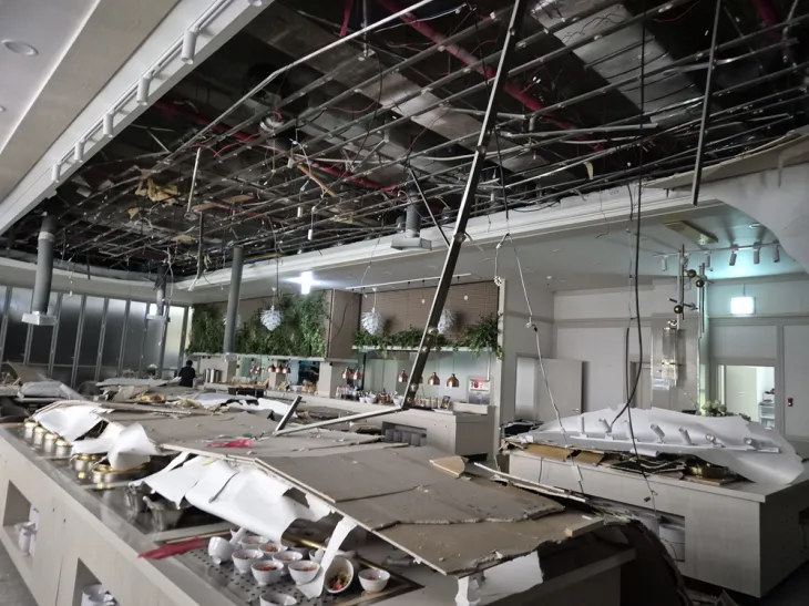 천장 마감재가 떨어져 내린 충남 천안의 한 예시장. 천안동남소방서 제공