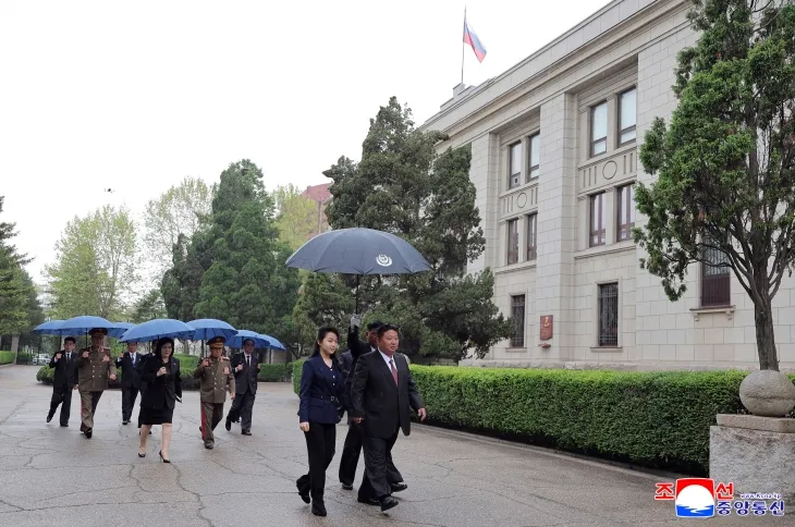 김정은, 딸 주애와 주북 러시아 대사관 방문