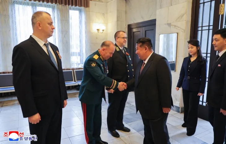 김정은, 딸 주애와 주북 러시아 대사관 방문