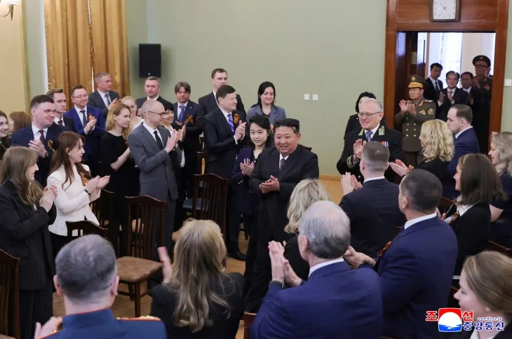 김정은, 딸 주애와 주북 러시아 대사관 방문