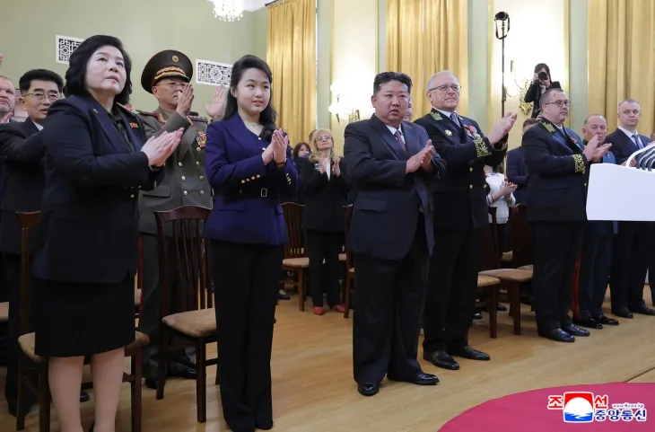 김정은, 딸 주애와 주북 러시아 대사관 방문